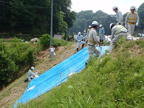 シートを土のうで抑えてます。