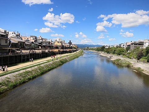 鴨川（左手に見えるのが納涼川床）