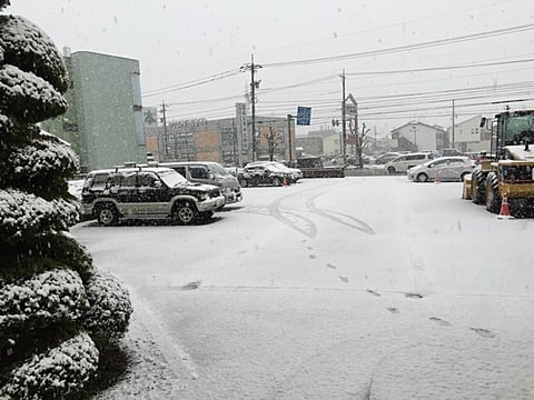 会社前駐車場