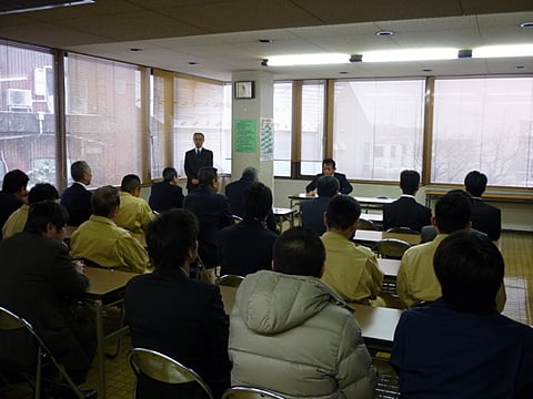 外吹雪の中　新年互礼会☆