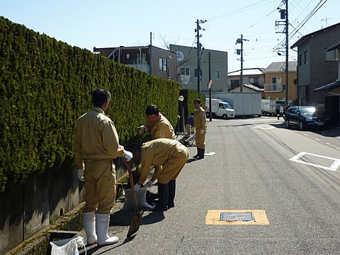 みんなで泥あげ中